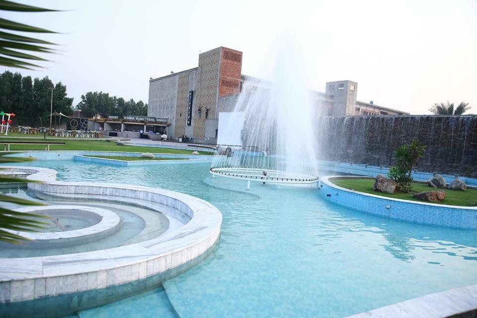 Circle Club Faisalabad酒店 外观 照片